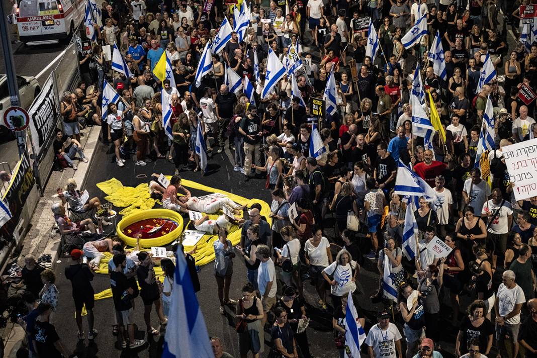On binlerce İsrailli  sokaklara döküldü! Esir takası anlaşması ve erken seçim istiyorlar 2